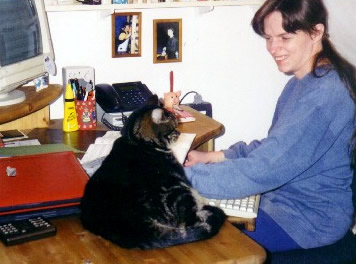 Bettina Weber am Schreibtisch, mit Katze